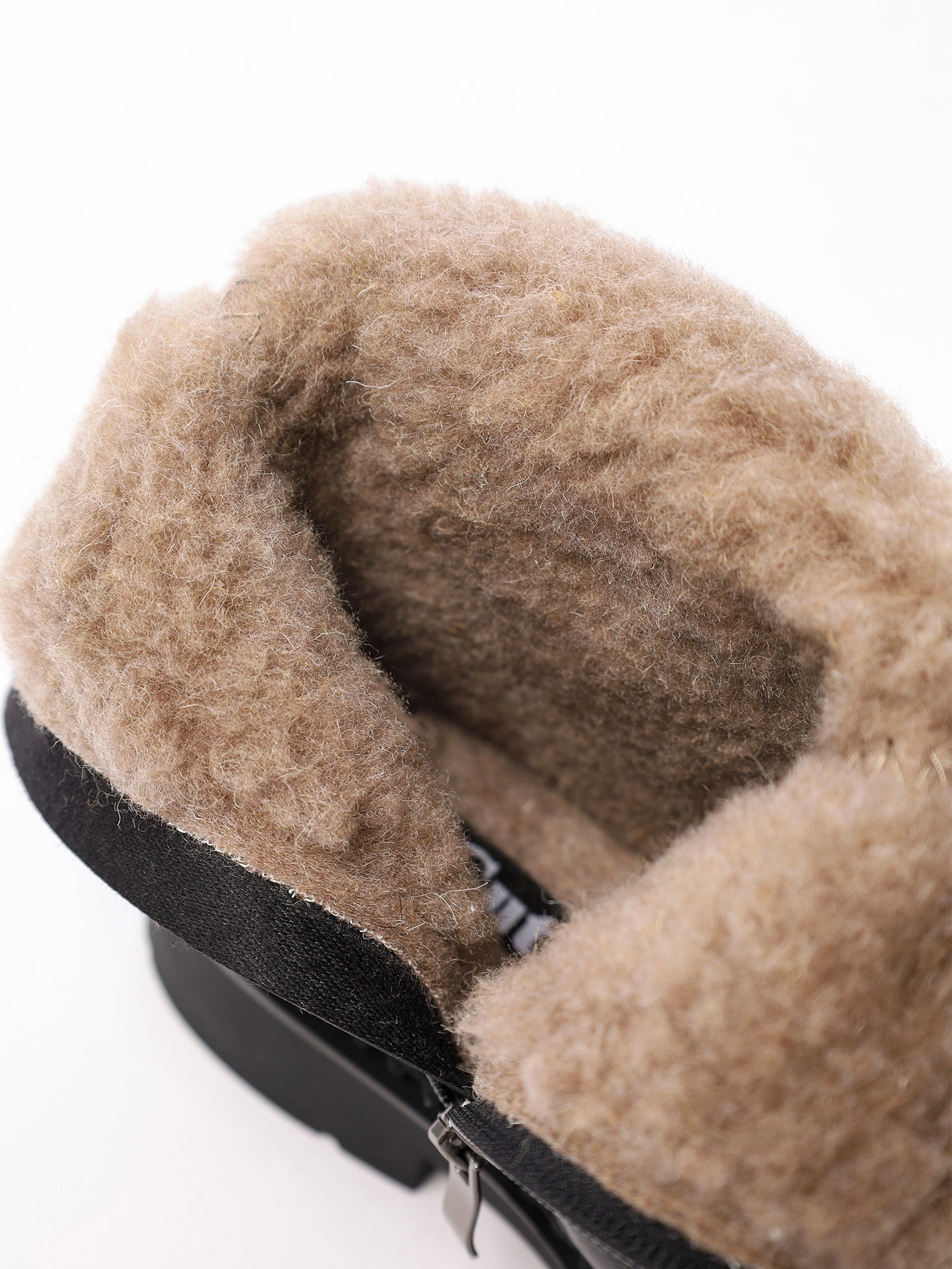 Ботинки комбинированные черного цвета с декоративным ремешком